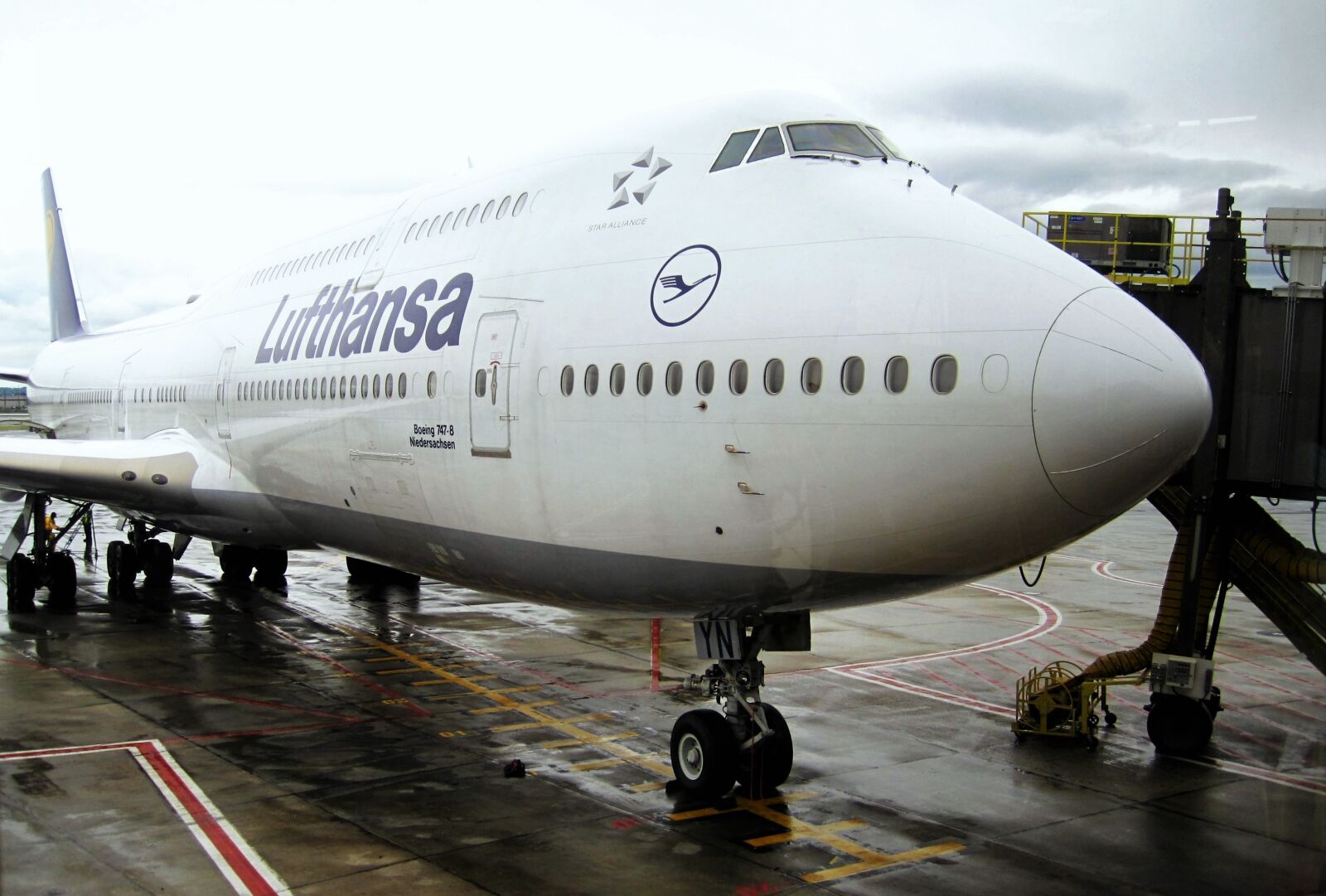 Canon PowerShot SD1200 IS (Digital IXUS 95 IS / IXY Digital 110 IS) sample photo. Docked jumbo jet, lufthansa photography