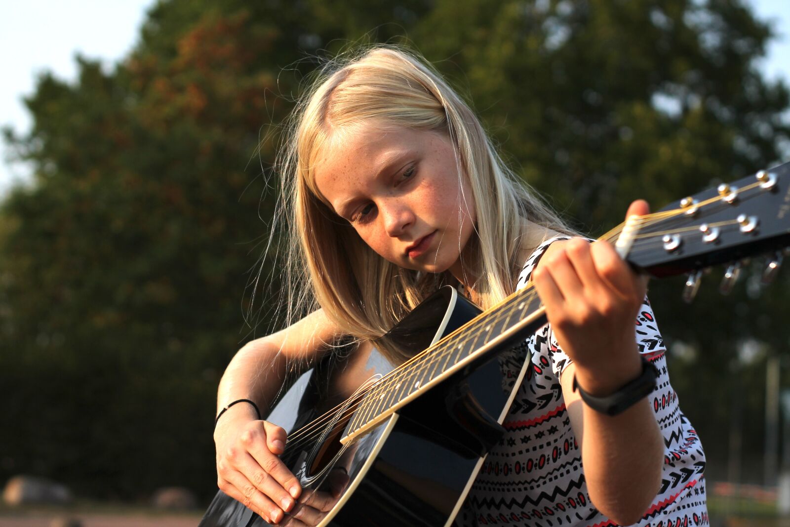 Canon EOS 1100D (EOS Rebel T3 / EOS Kiss X50) sample photo. Little girl, guitar player photography