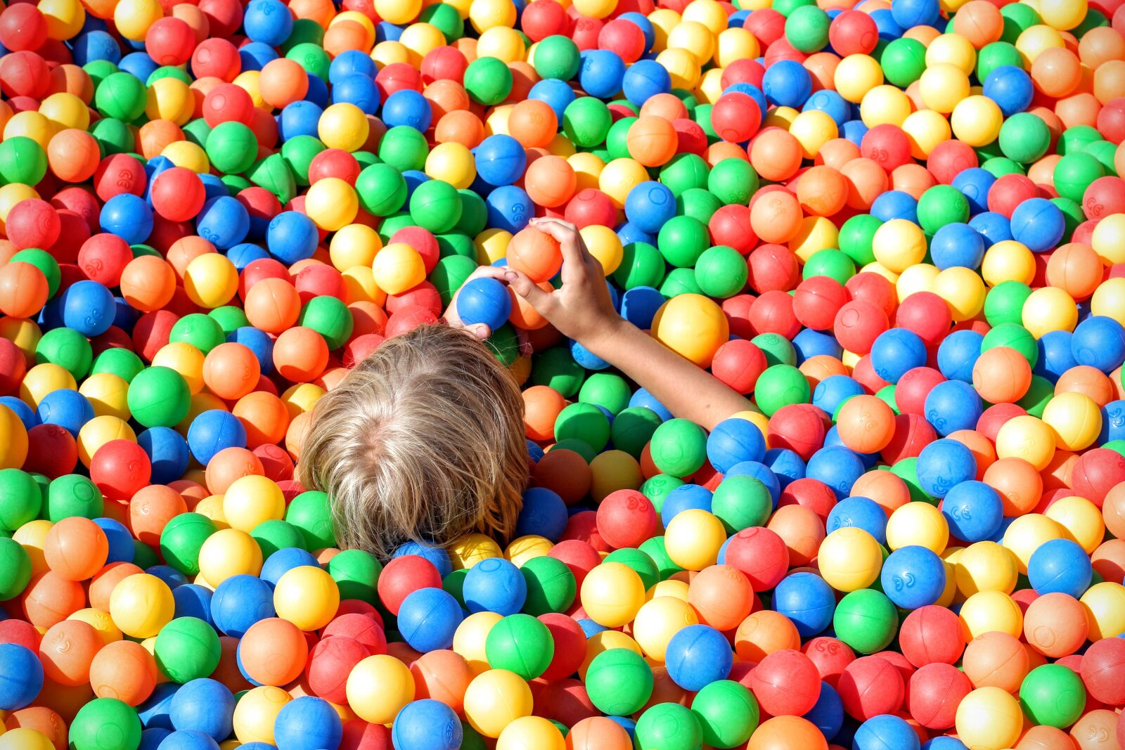 Canon EOS 600D (Rebel EOS T3i / EOS Kiss X5) + Canon EF 50mm F1.4 USM sample photo. Ball pit, fun, colorful photography