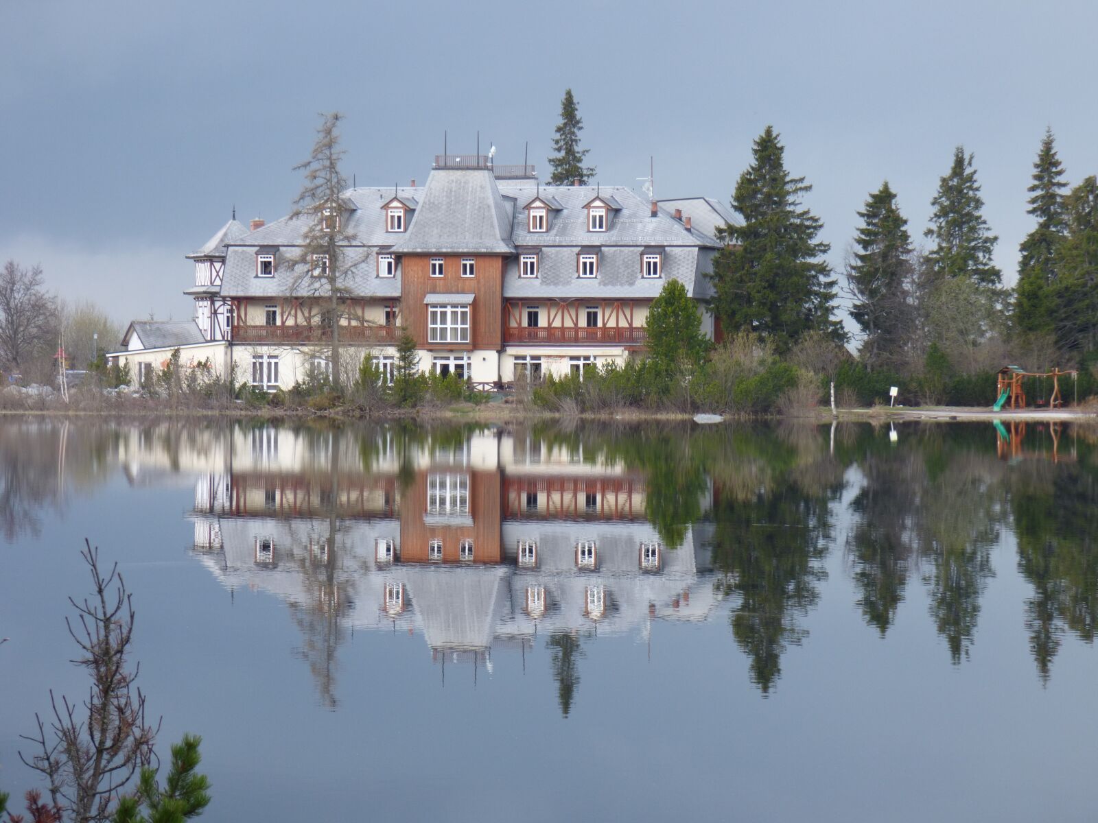 Panasonic DMC-FZ72 sample photo. House, lake, reflection photography