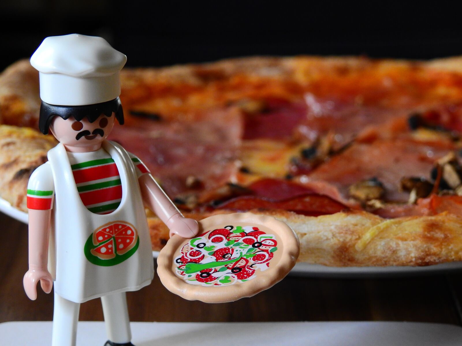 Nikon Coolpix P900 sample photo. Pizza, pizza maker, cooking photography