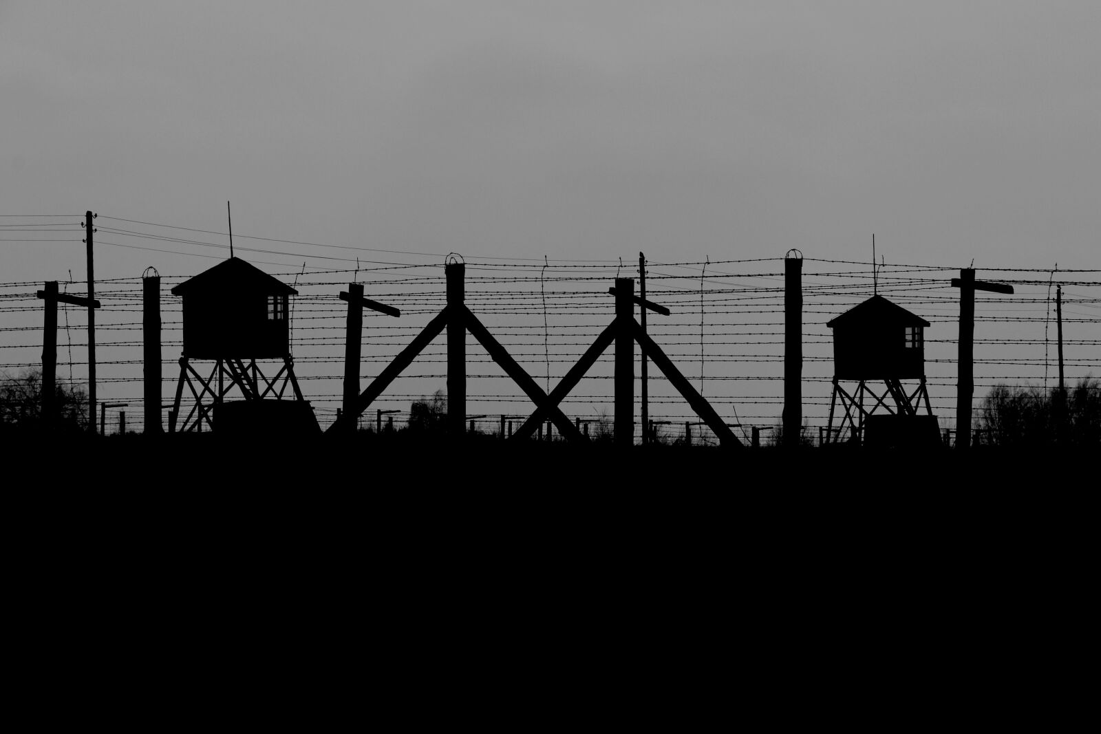 Canon EOS 700D (EOS Rebel T5i / EOS Kiss X7i) sample photo. The fence, holocaust, the photography