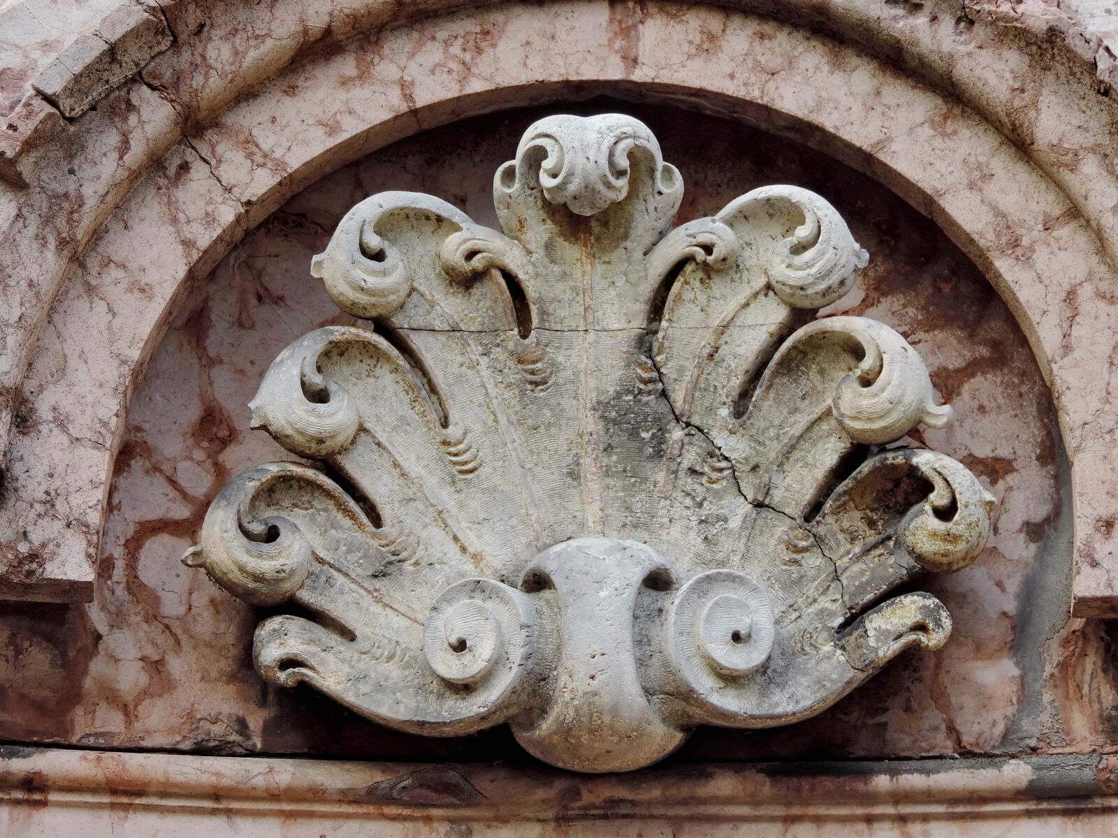 Nikon Coolpix P520 sample photo. Abandoned, sculpture, ancient, architecture photography