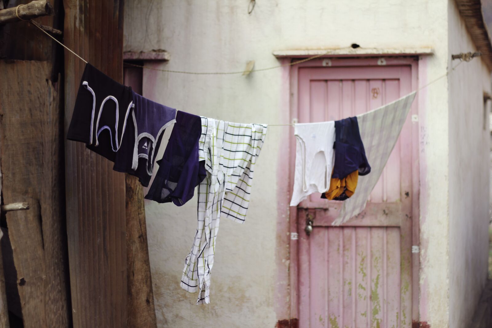 Canon EOS 550D (EOS Rebel T2i / EOS Kiss X4) sample photo. Laundry, hanging, clothing line photography