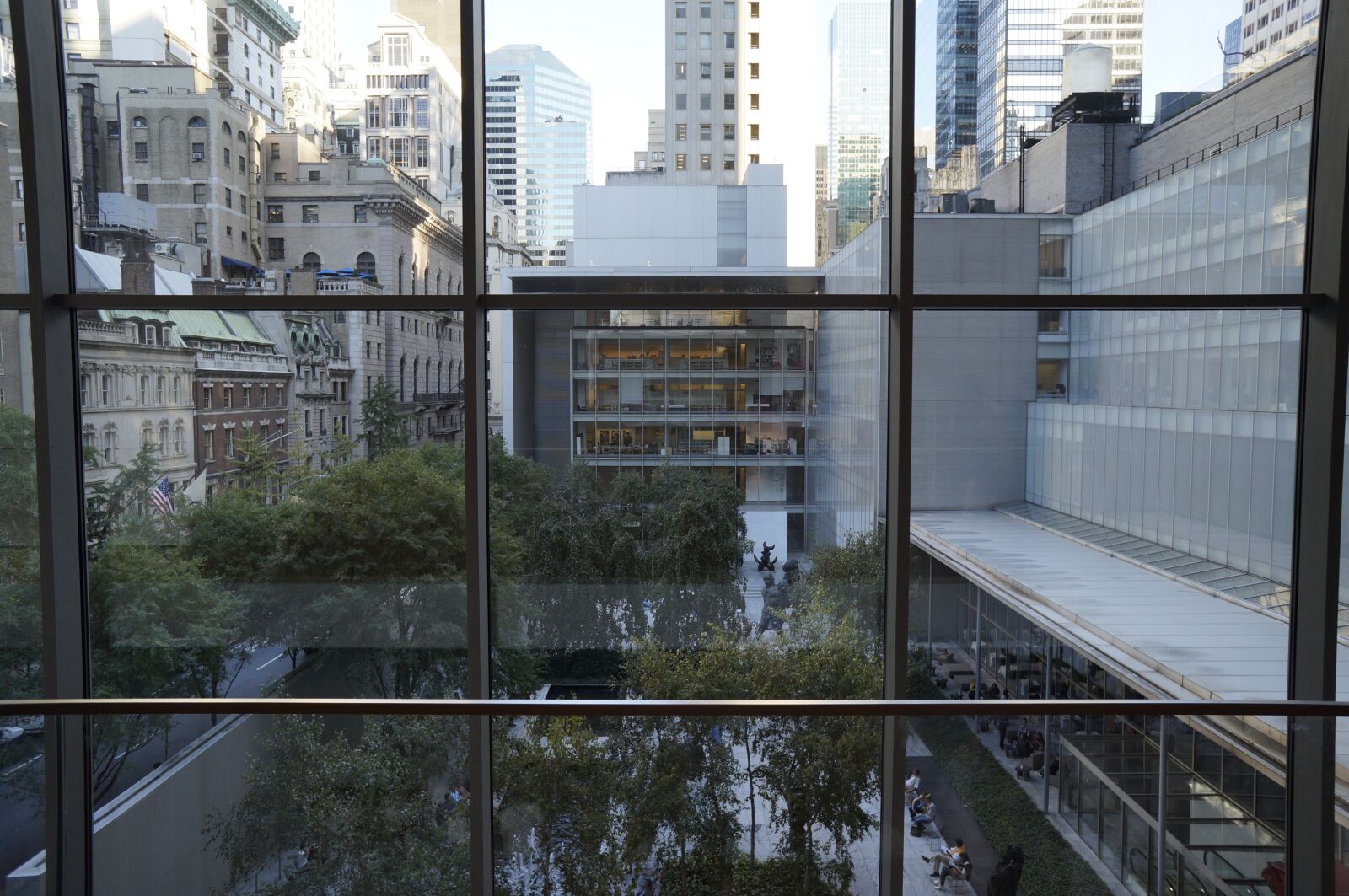 Sony Alpha NEX-3N + Sony E 16mm F2.8 sample photo. The museum of modern photography