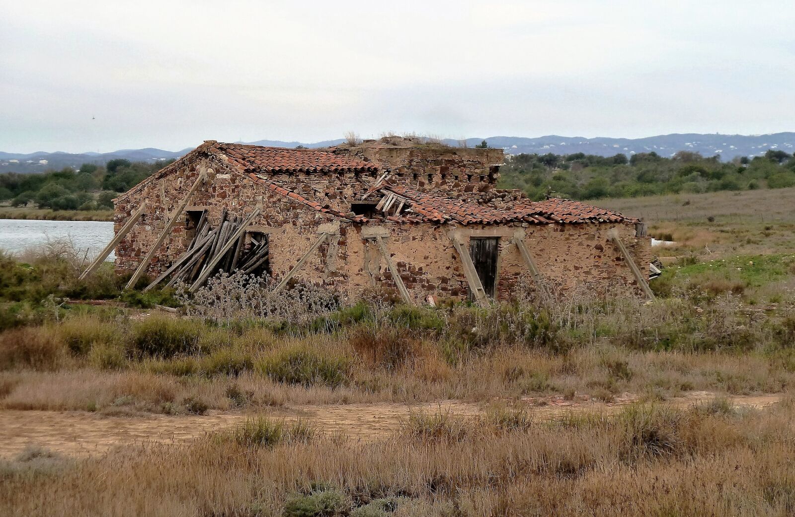 Panasonic Lumix DMC-ZS5 (Lumix DMC-TZ8) sample photo. Building, ruin, krot photography