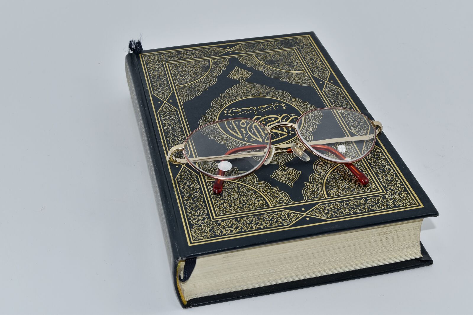 Nikon D5500 sample photo. Arabesque, arabic, book, hardcover photography