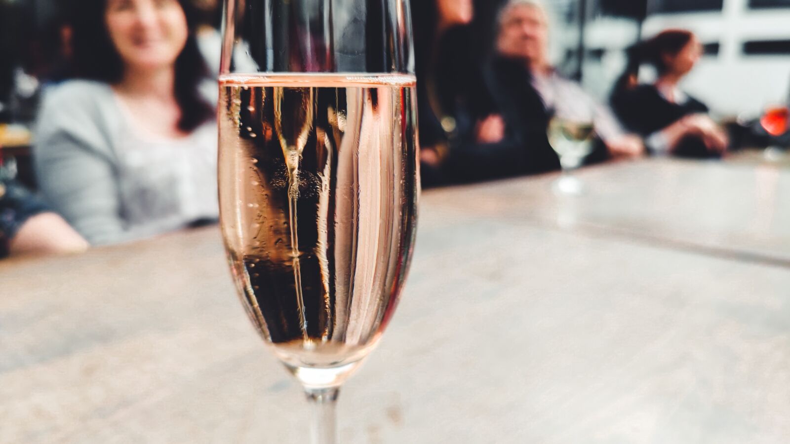 OnePlus IN2023 sample photo. Champagne, sampanja, glass photography