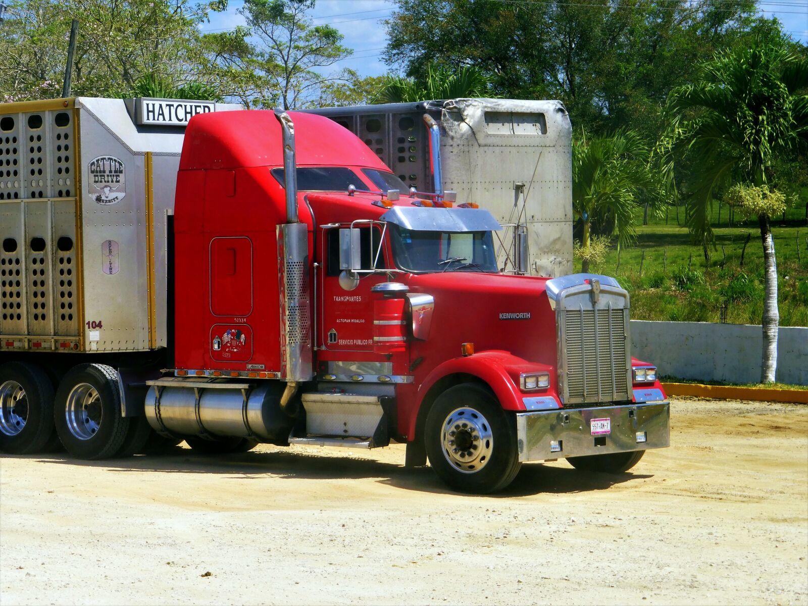 Panasonic Lumix DMC-ZS25 (Lumix DMC-TZ35) sample photo. Truck, american, vehicle photography