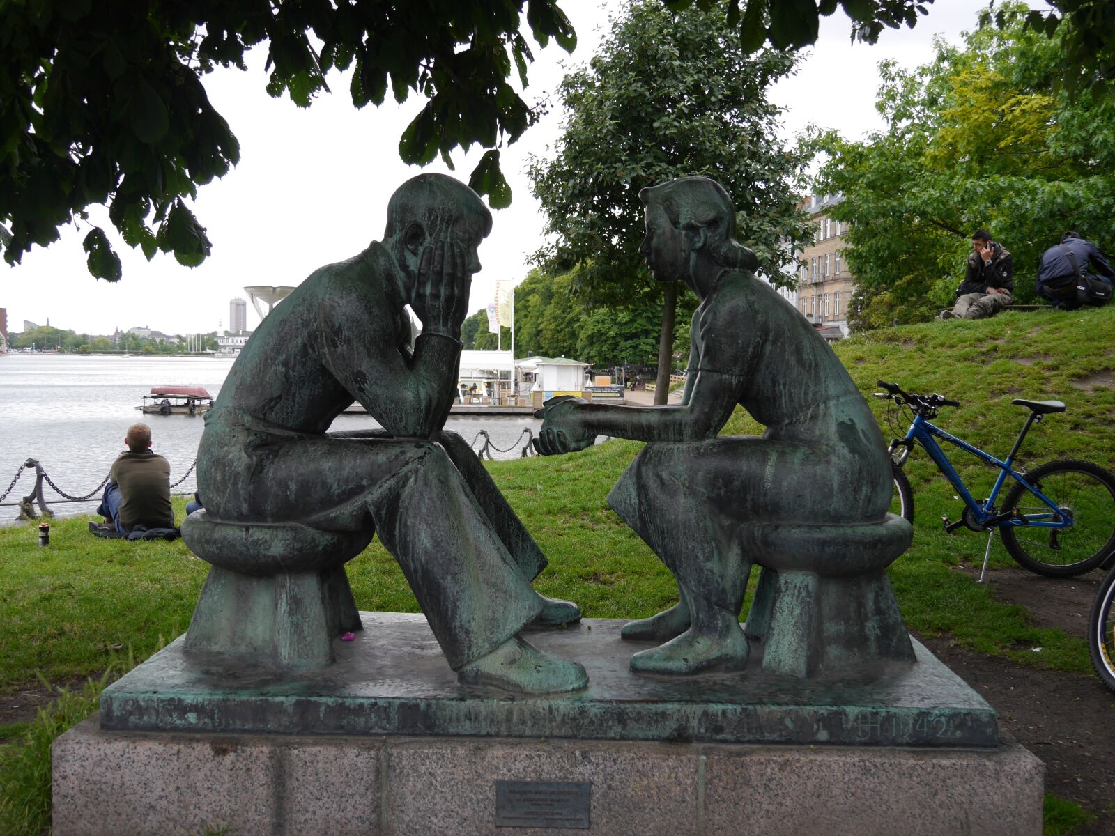 Panasonic Lumix DMC-G6 sample photo. Thinking, statue, sitting statue photography