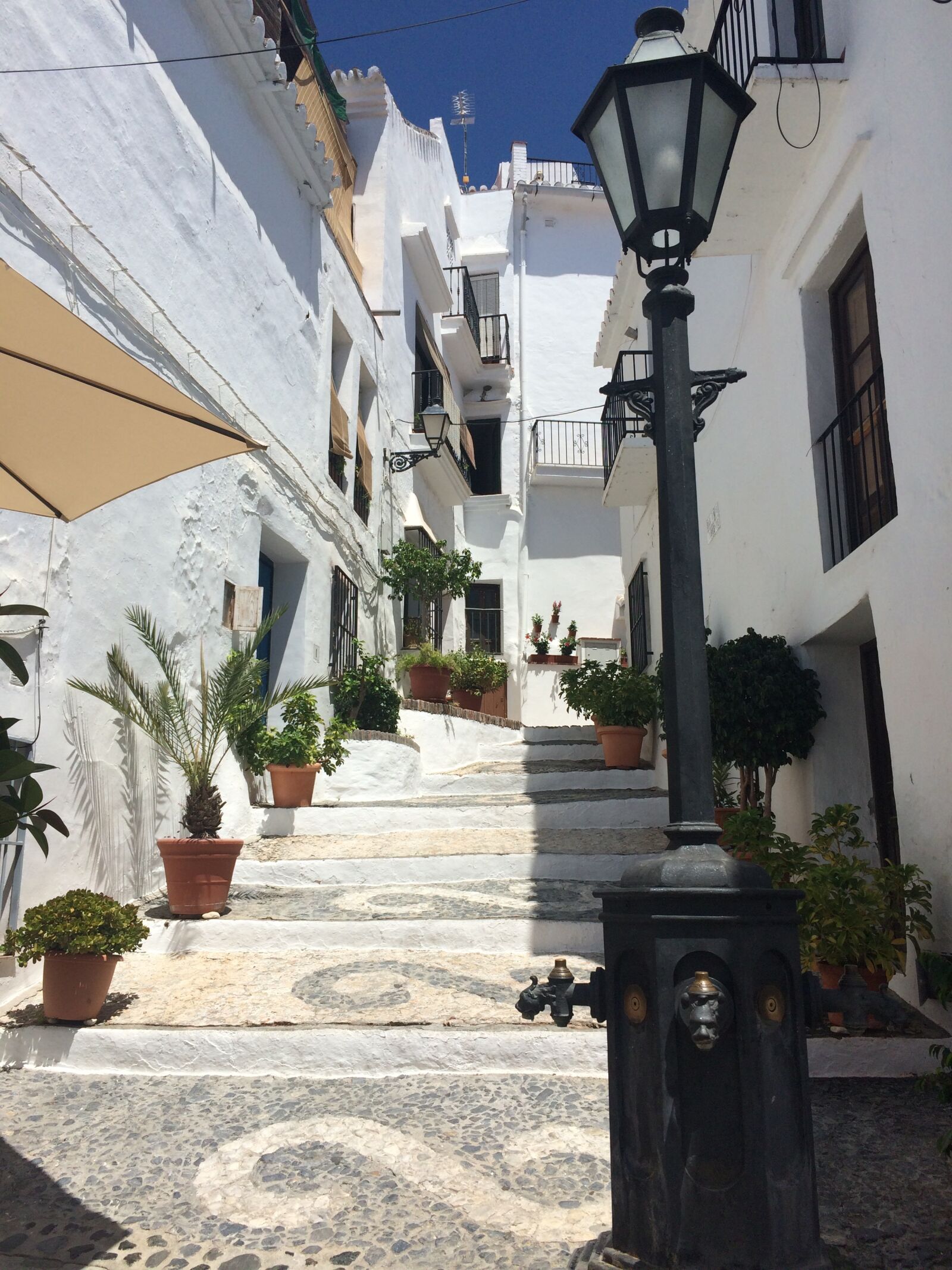 iPhone 5s back camera 4.15mm f/2.2 sample photo. Spain, alley, white house photography