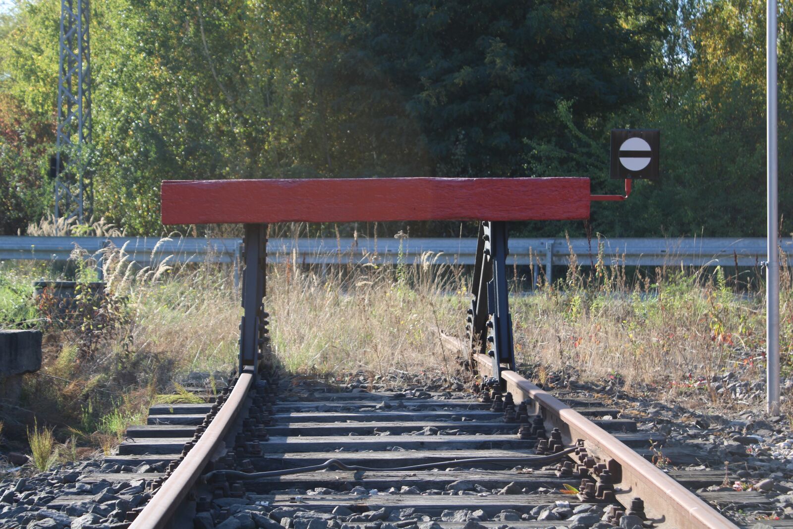 Canon EOS 2000D (EOS Rebel T7 / EOS Kiss X90 / EOS 1500D) sample photo. Buffer stop, rails, gleise photography