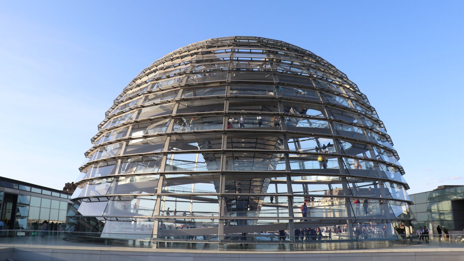 Canon EF-S 18-135mm F3.5-5.6 IS USM sample photo. Berlin, the reichstag, the photography