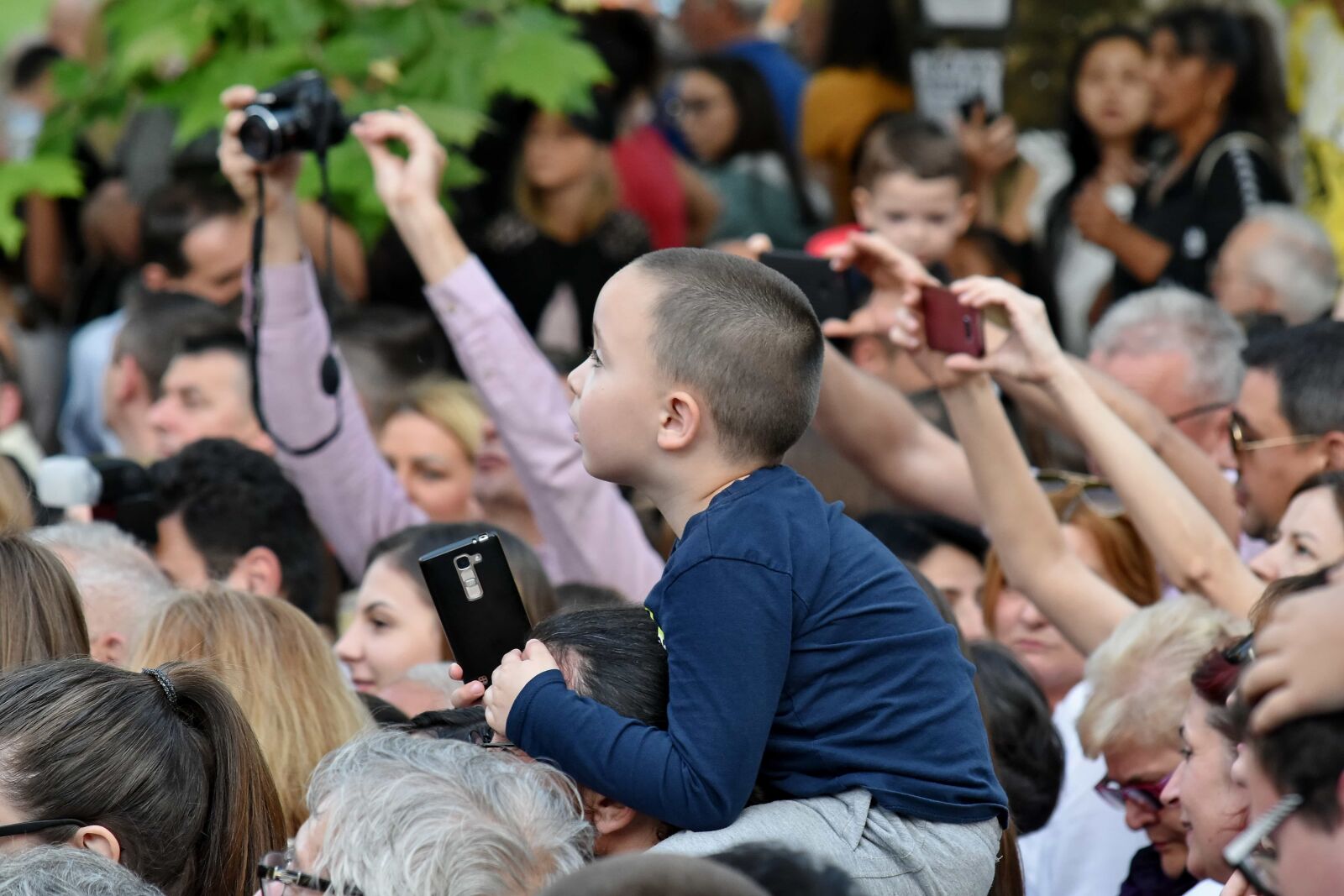 Nikon D5500 sample photo. Child, shoulder, spectacular, spectator photography