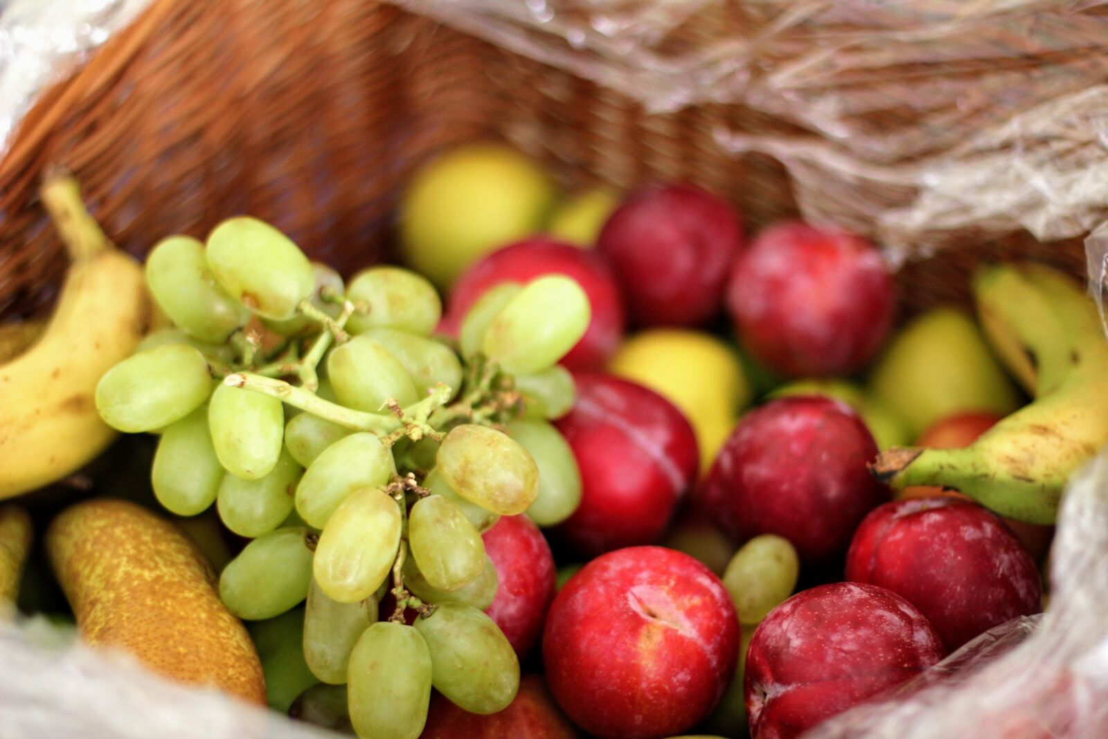 Canon EOS 60D + Canon EF 50mm F1.4 USM sample photo. Fruit, fruit basket, grapes photography