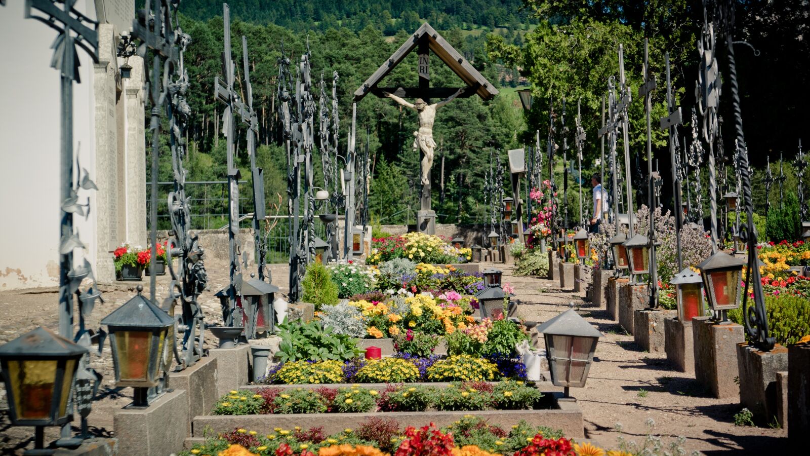 Panasonic Lumix DMC-LX100 sample photo. Crucifix, cemetery, graves photography