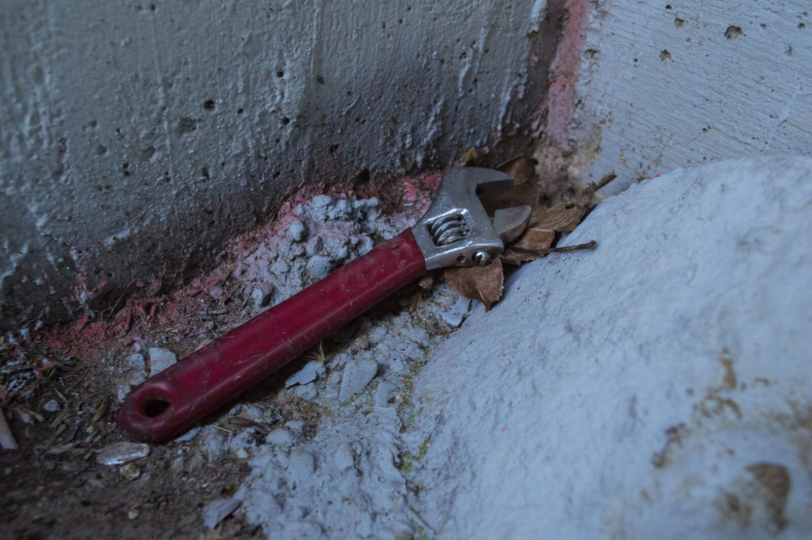 Nikon D3200 sample photo. Concrete, detail, metal, red photography