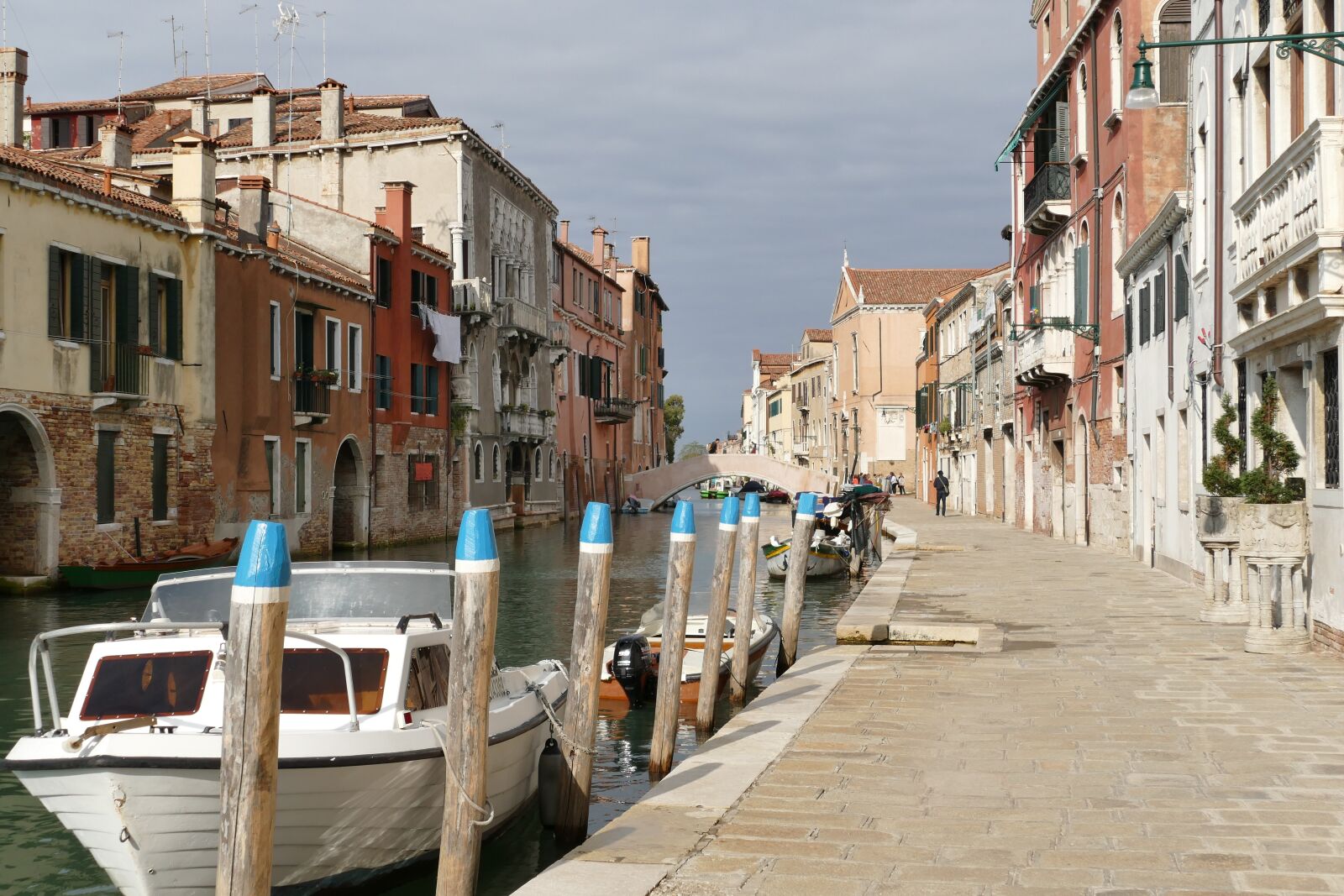 Panasonic Lumix DMC-FZ1000 sample photo. Venice, secondary channel, romantic photography
