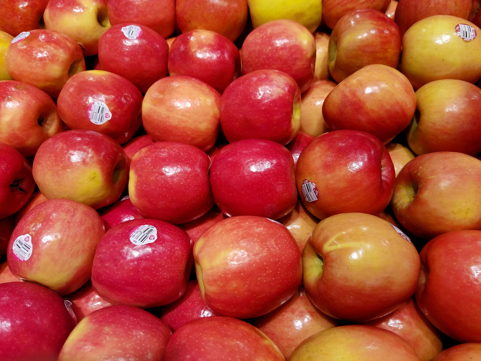 Samsung Galaxy S7 sample photo. Apples, fruit, fruit, stand photography