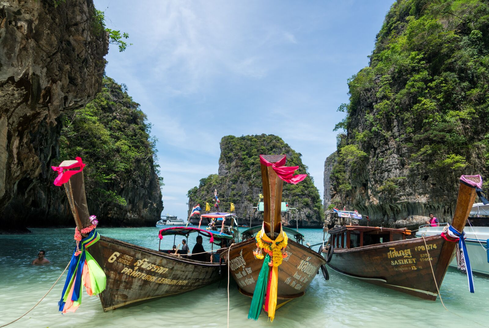 Sony a7R II + Sony FE 24-240mm F3.5-6.3 OSS sample photo. Phi phi island tour photography