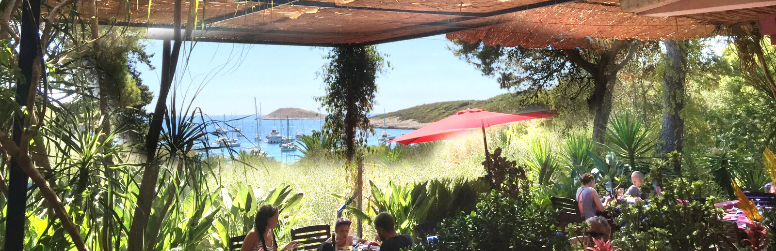 iPhone 6 Plus back camera 4.15mm f/2.2 sample photo. Restaurant, summer, terrasse photography