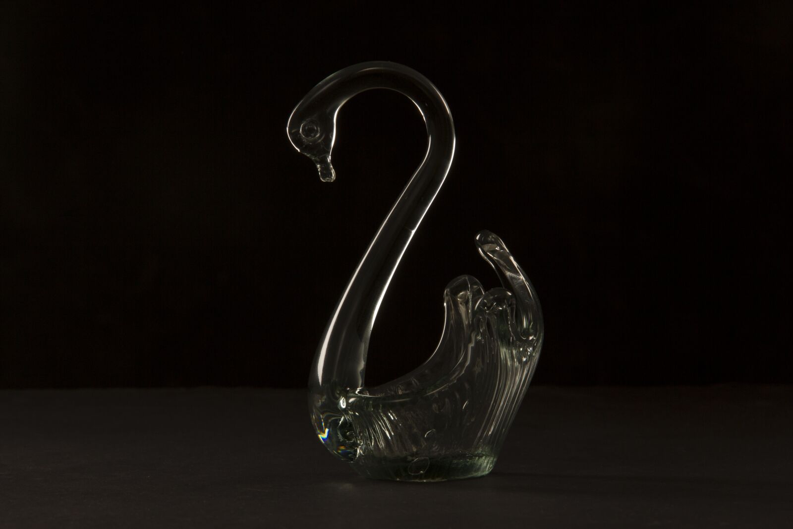 Canon EF-S 18-135mm F3.5-5.6 IS sample photo. Glass, swan, decoration photography