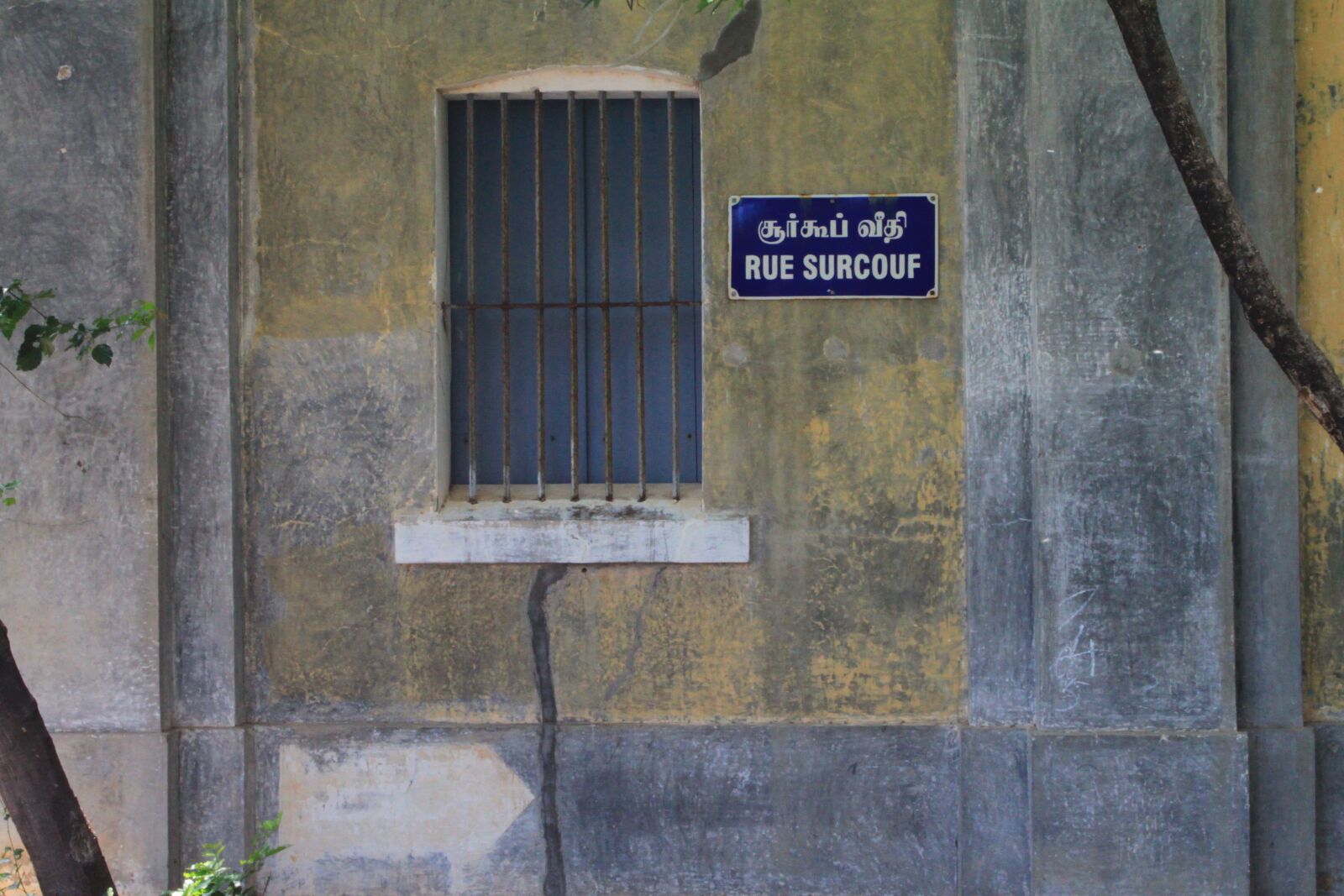 Canon EOS 500D (EOS Rebel T1i / EOS Kiss X3) sample photo. Street signs, old house photography