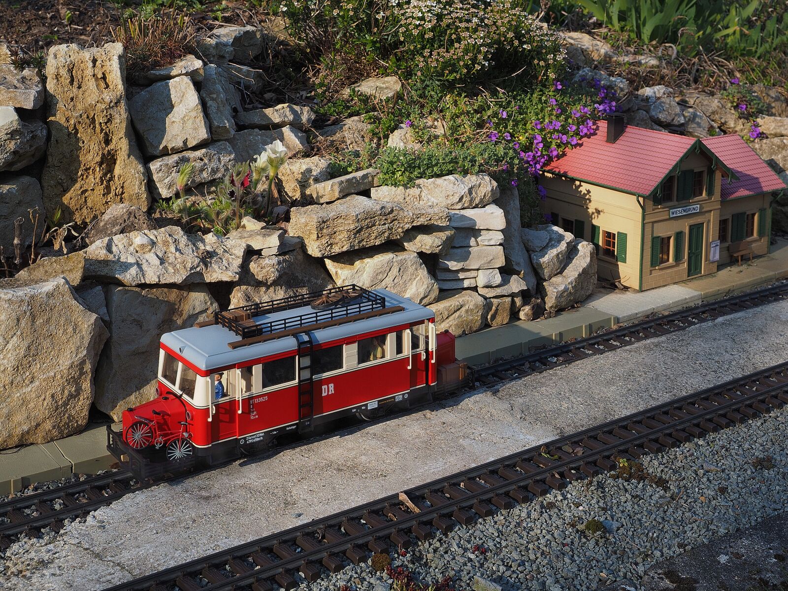 Olympus OM-D E-M1 + Olympus M.Zuiko Digital ED 12-40mm F2.8 Pro sample photo. Model train, lgb, garden photography