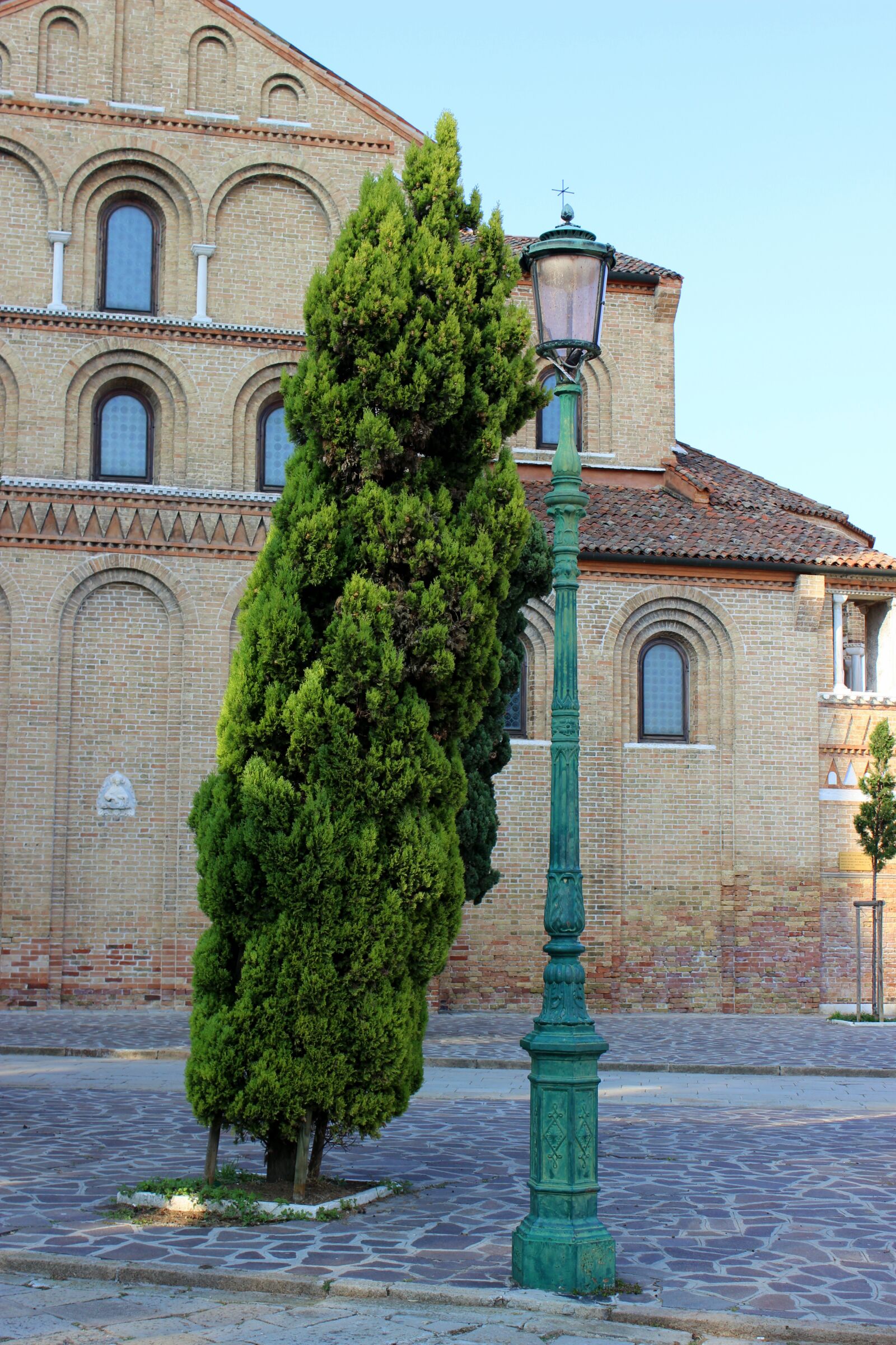 Canon EOS 600D (Rebel EOS T3i / EOS Kiss X5) sample photo. Lantern, street lamp, tree photography