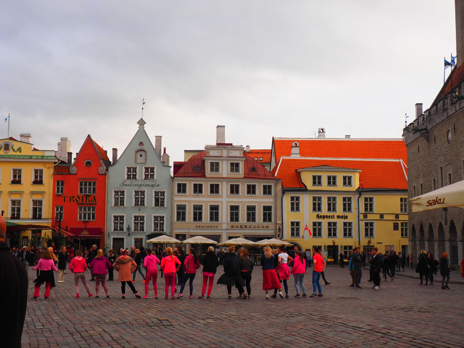 Olympus PEN E-PL7 sample photo. Tallinn, marketplace, dance photography