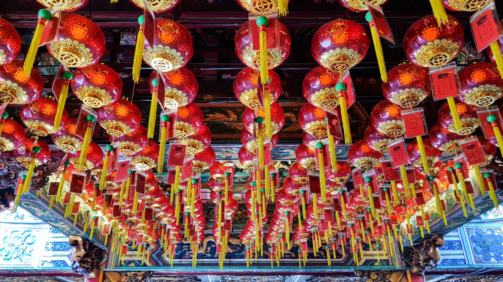 Samsung Galaxy S8 sample photo. Chinese lanterns, temple, borneo photography