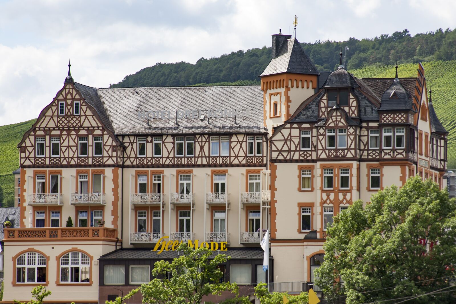 Canon EOS 5D + Canon EF 28-135mm F3.5-5.6 IS USM sample photo. Bernkastel kues, mosel, building photography