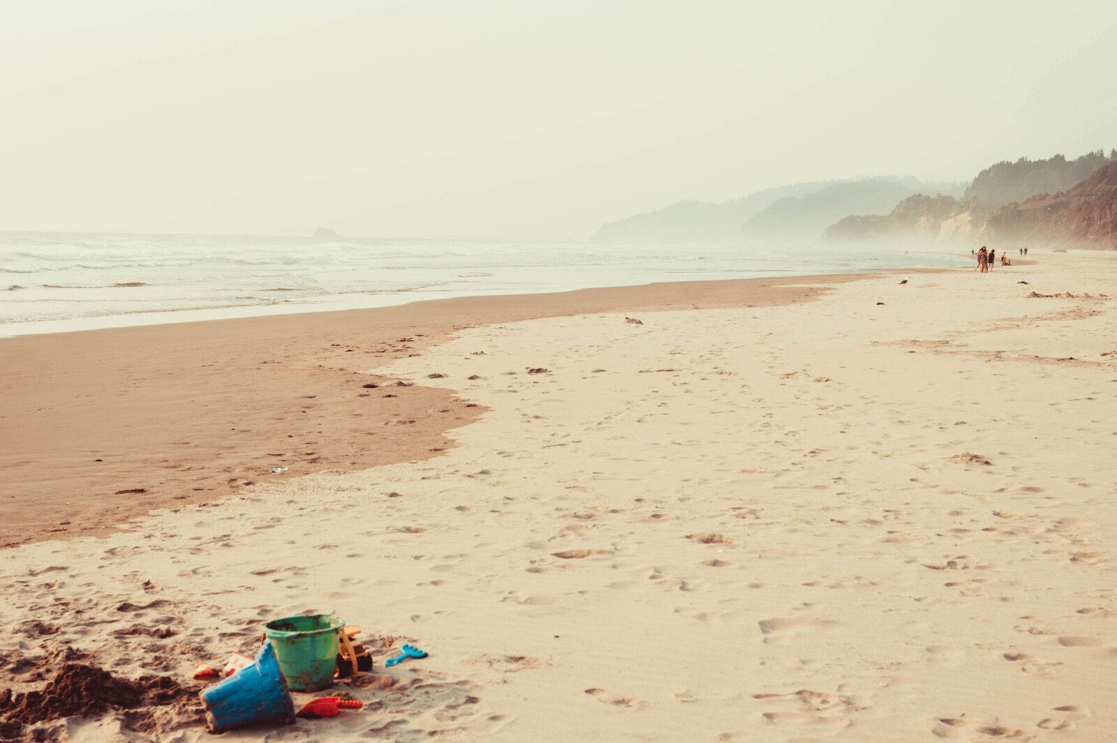 Sony SLT-A58 sample photo. Beach, sand, ocean, toy photography