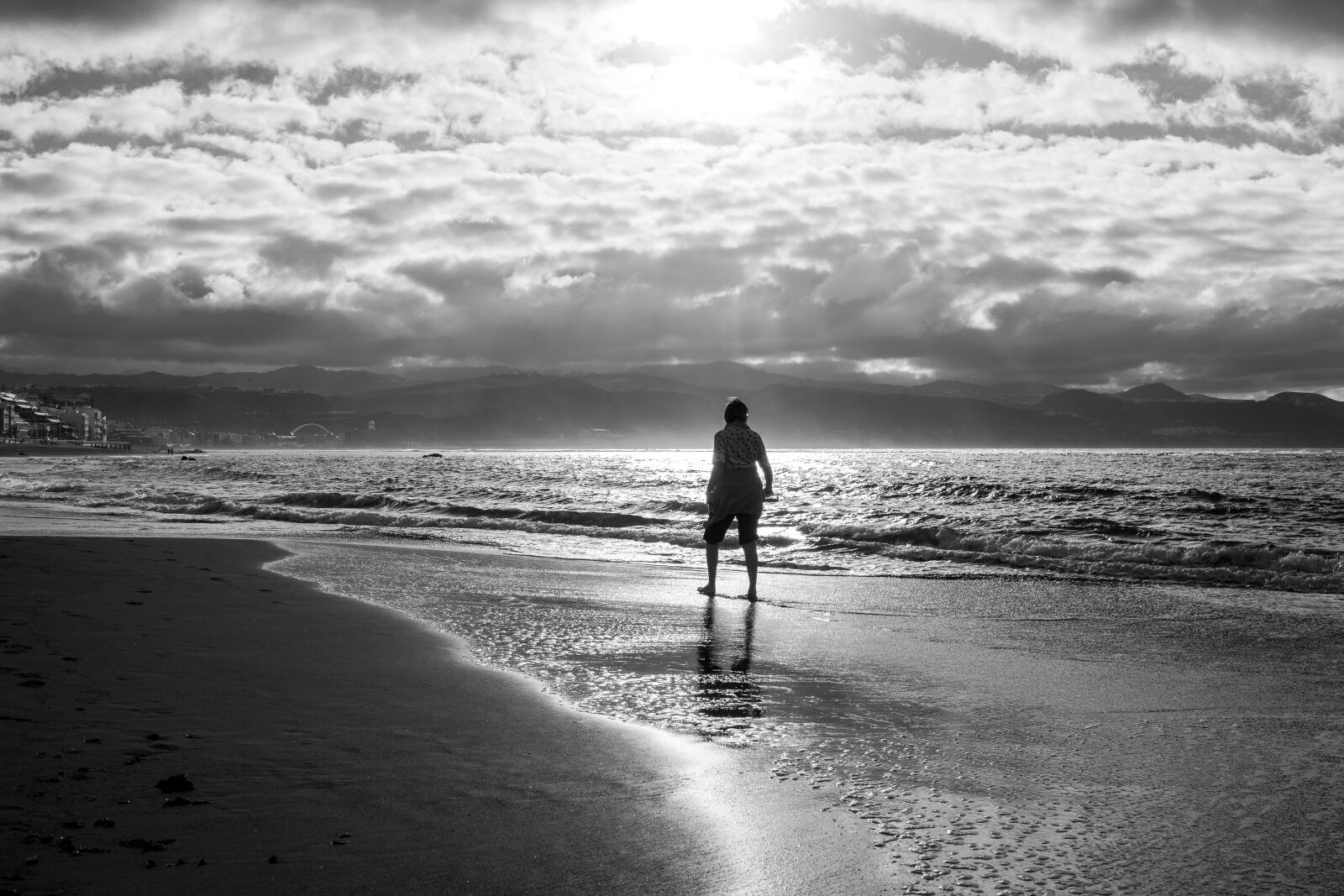 Samyang AF 35mm F2.8 FE sample photo. Woman, sea, beach photography