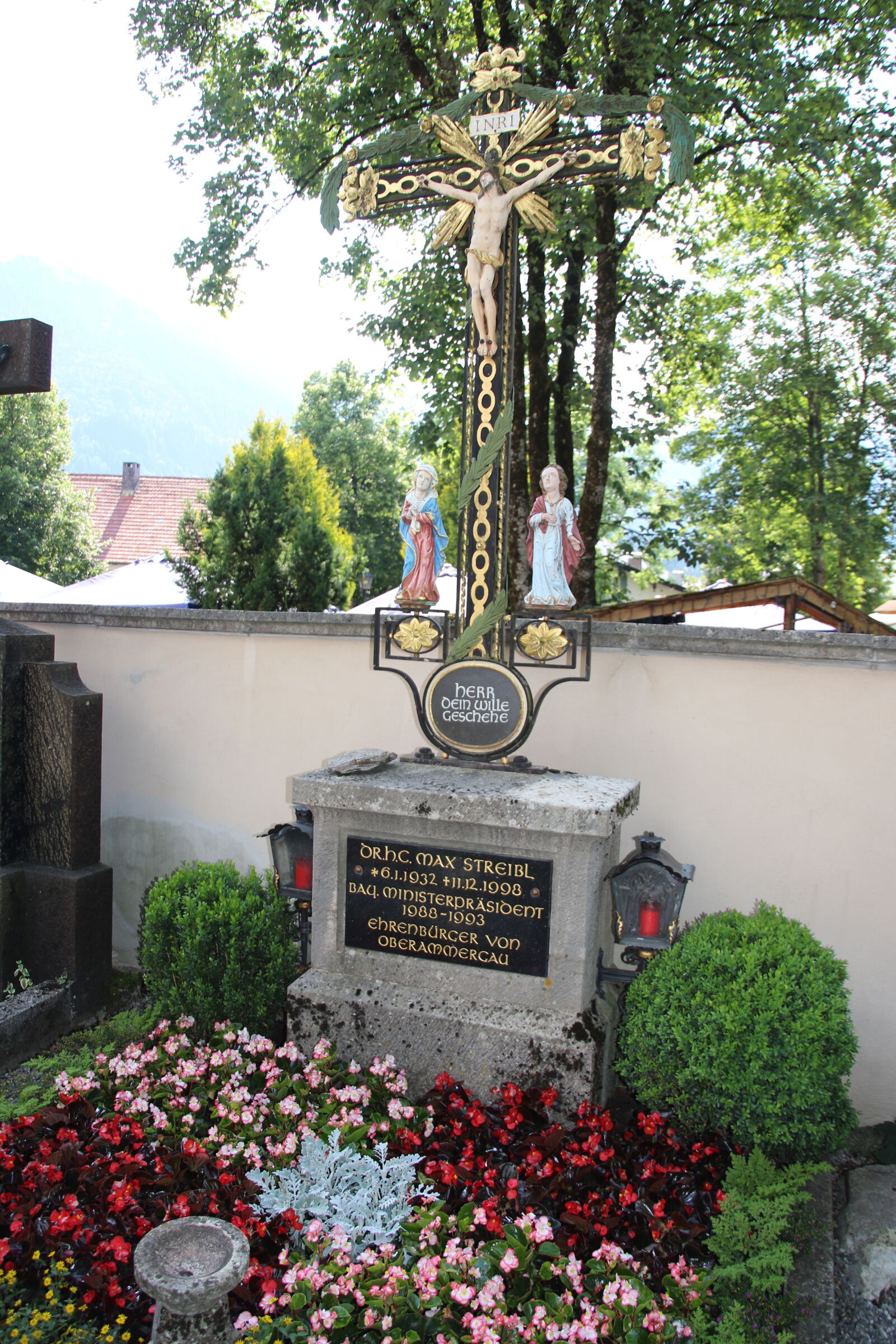 Canon EOS 7D Mark II sample photo. Cathedral, cemetry, christ, flowers photography