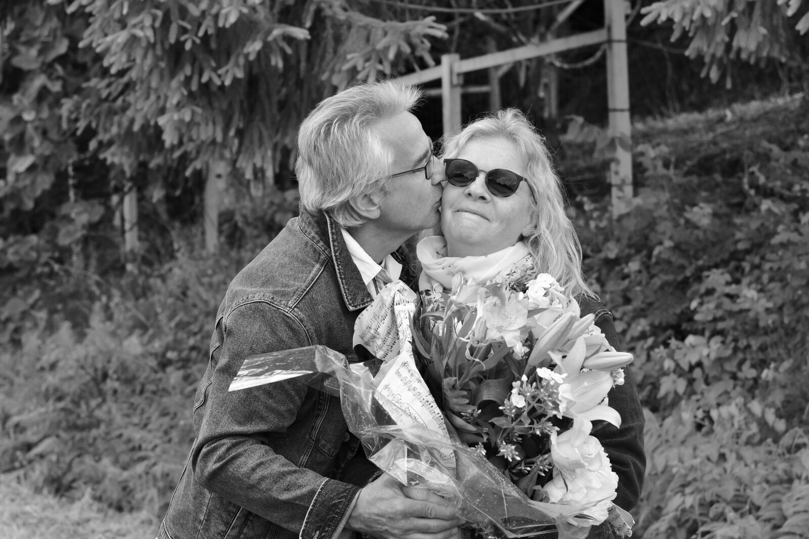 Nikon D5600 sample photo. Kiss, kisses, affection photography