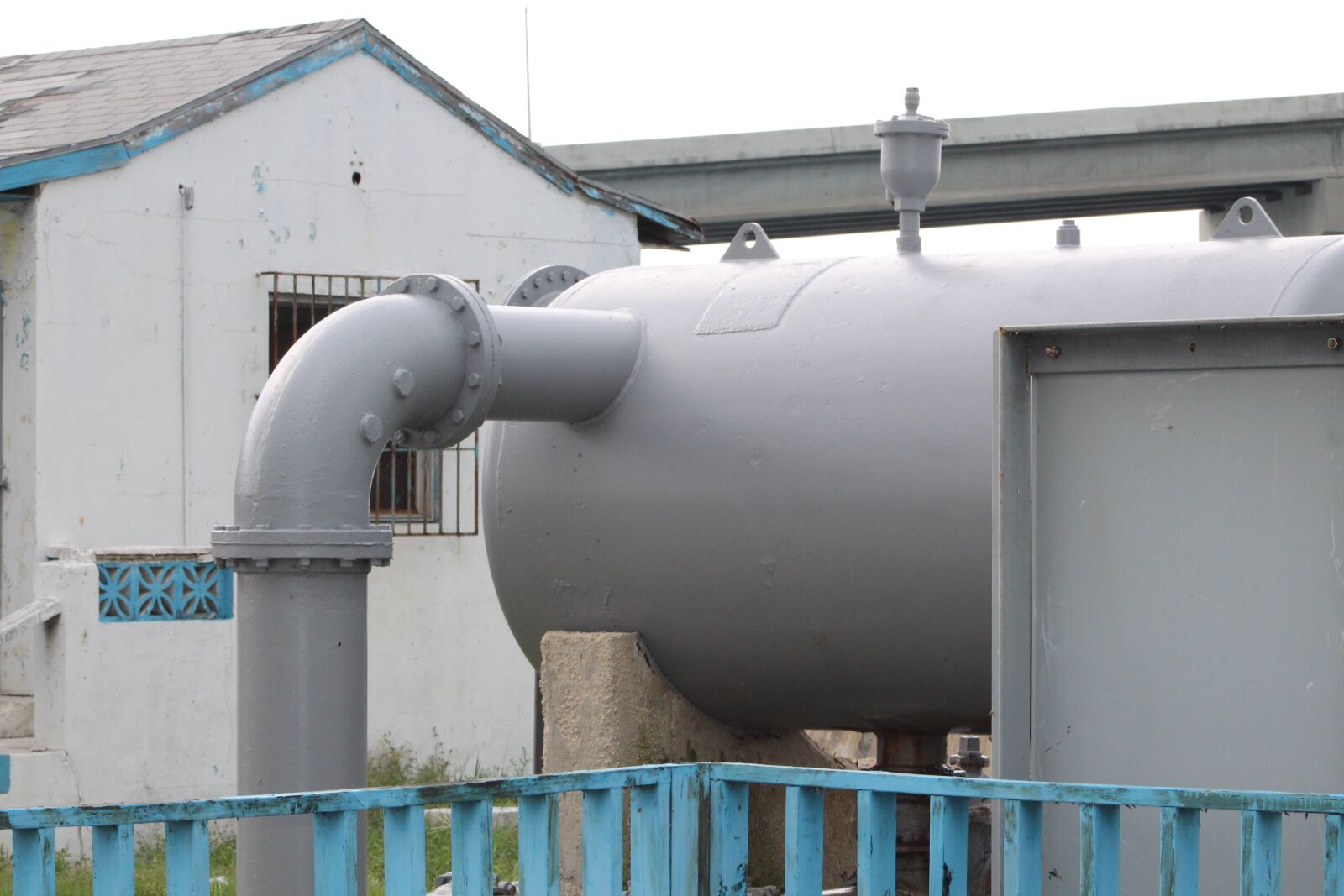 Canon EOS 1300D (EOS Rebel T6 / EOS Kiss X80) sample photo. Pipe, industry, grinder photography