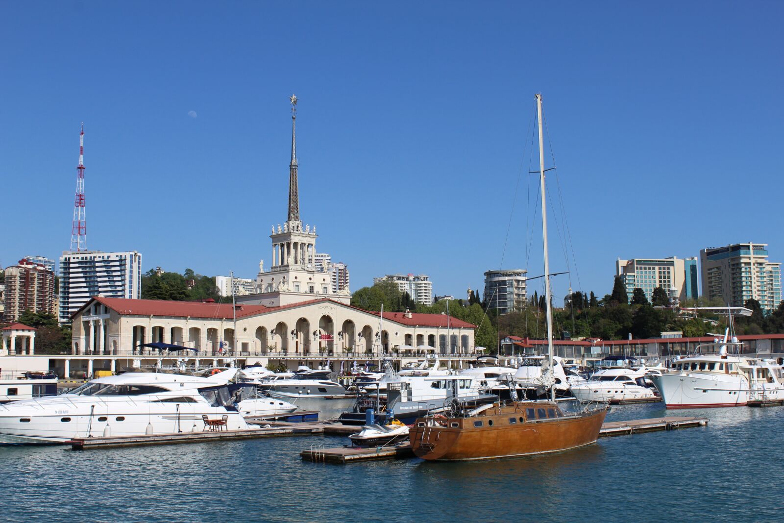 Canon EOS 1200D (EOS Rebel T5 / EOS Kiss X70 / EOS Hi) sample photo. Sochi, sea, yachts photography