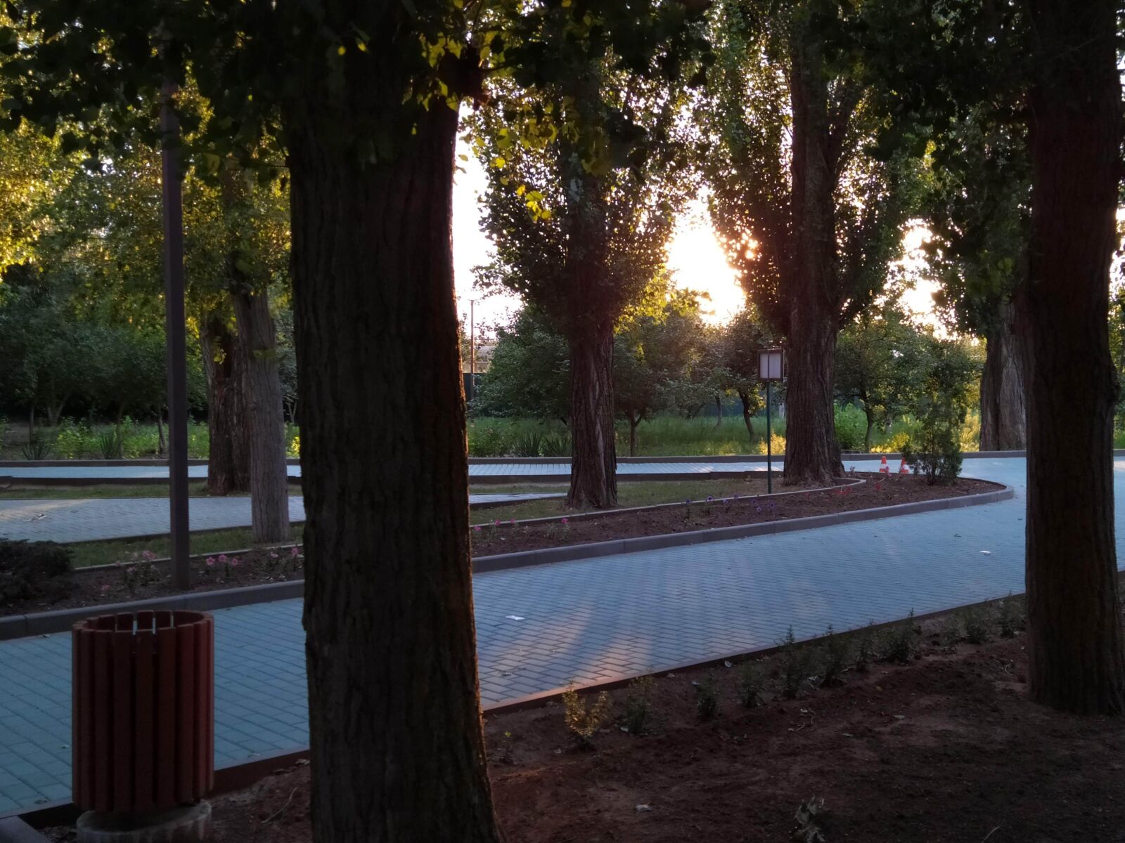 Xiaomi Redmi Note 7 sample photo. Track, pavement, park photography