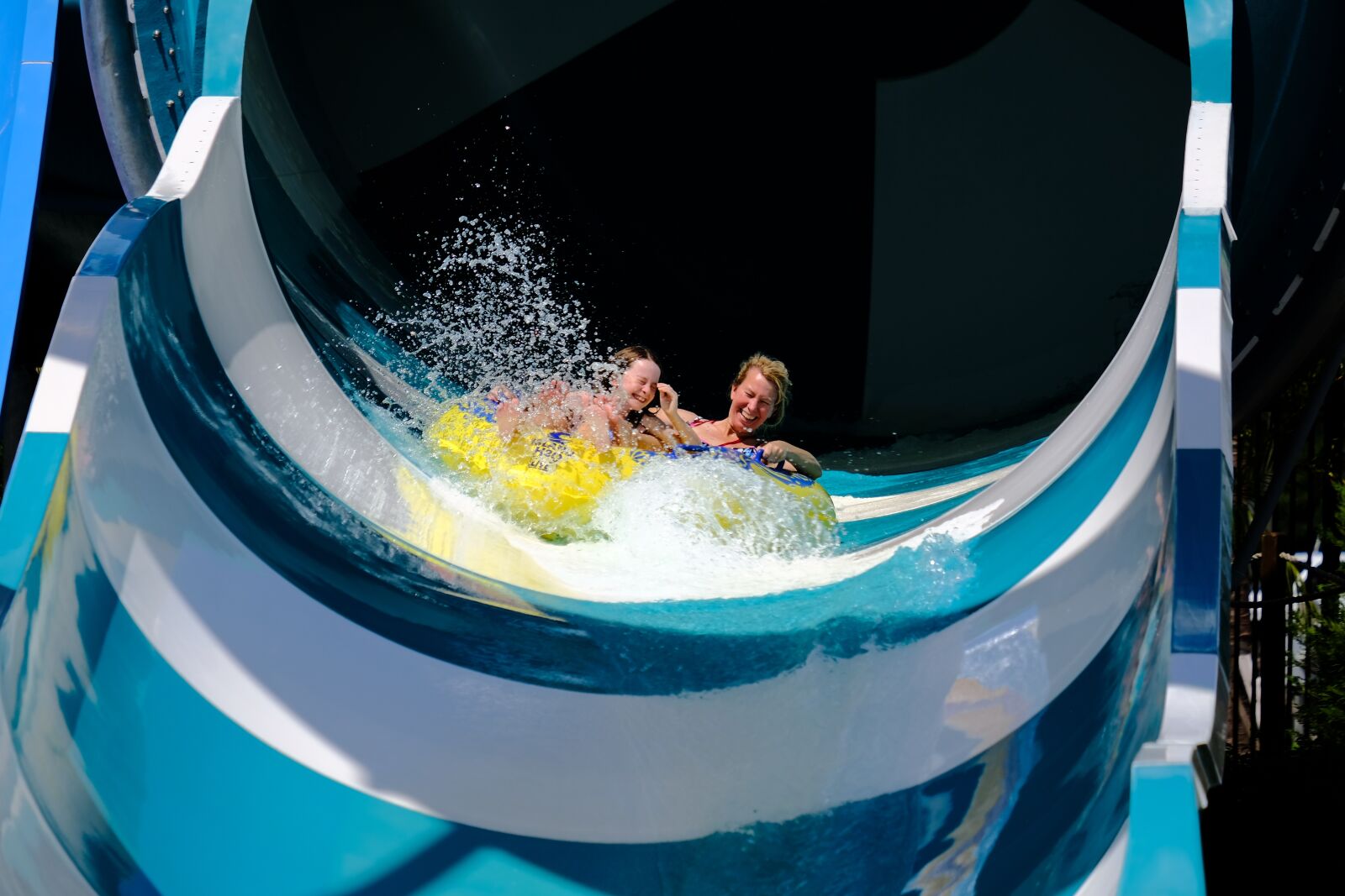 Fujifilm X-T2 + Fujifilm XF 55-200mm F3.5-4.8 R LM OIS sample photo. Waterpark, slide, aquapark photography