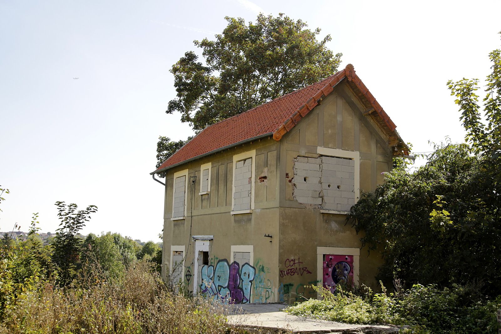 Canon EOS 5D Mark III sample photo. Deserted, building, graffiti photography