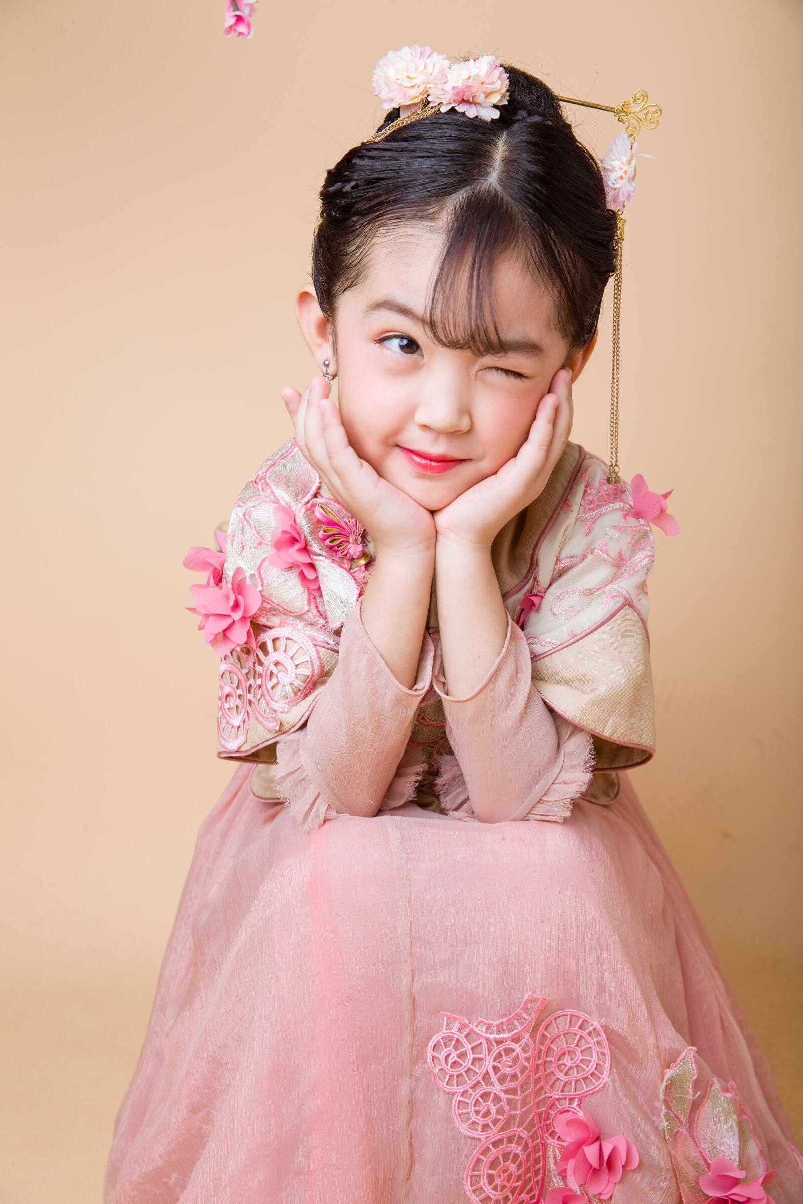 Canon EF 24-70mm F2.8L II USM sample photo. The little girl, cute photography