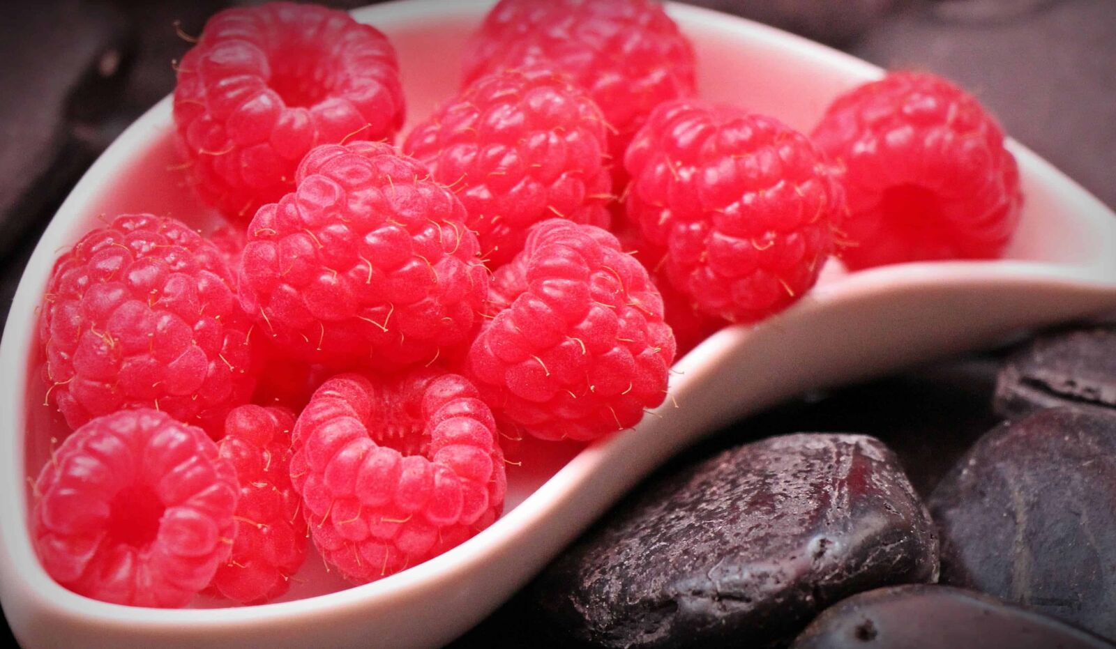 Canon EOS 550D (EOS Rebel T2i / EOS Kiss X4) sample photo. Raspberry, delicious, food, fruit photography