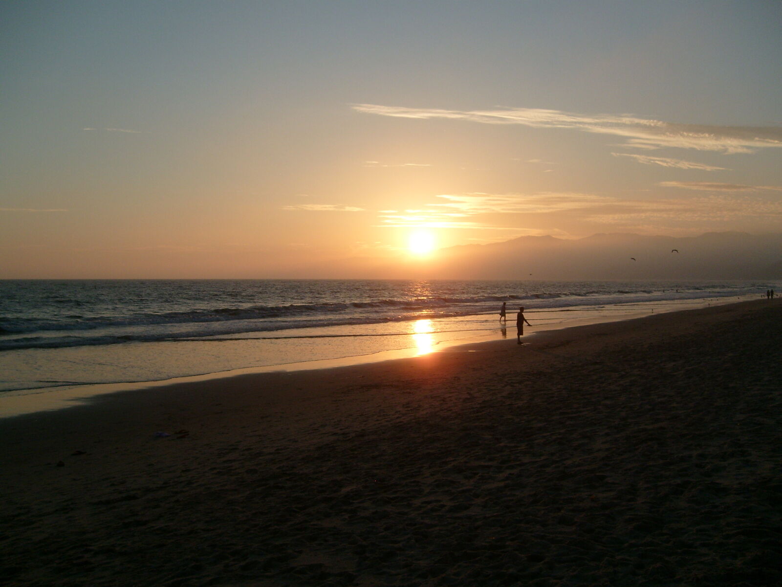 Samsung KENOX S730  / Samsung S730 sample photo. Beach, couple, sunset, walk photography