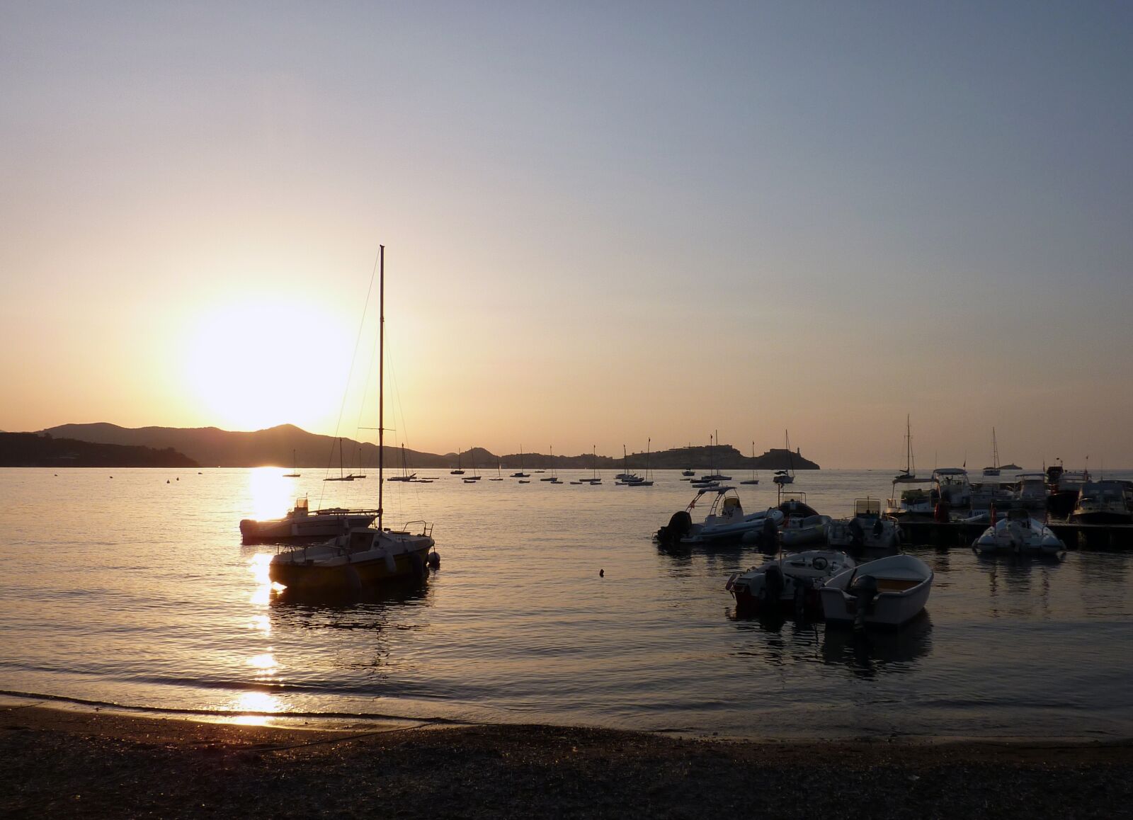 Panasonic Lumix DMC-ZS1 (Lumix DMC-TZ6) sample photo. Port, sunset, backlighting photography