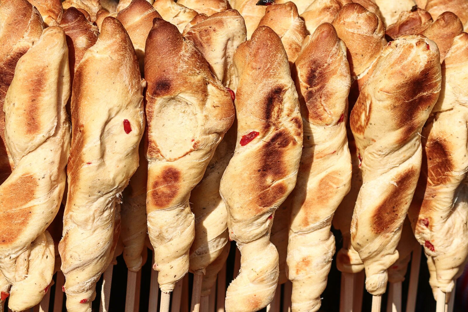 Canon EOS 200D (EOS Rebel SL2 / EOS Kiss X9) sample photo. Stick bread, bread, spit photography