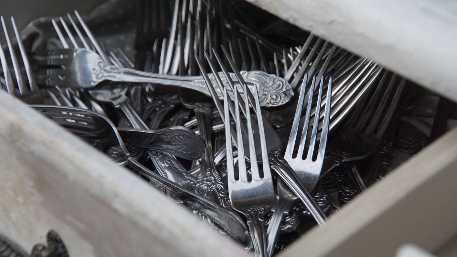 Sony ILCA-77M2 + DT 18-270mm F3.5-6.3 SSM sample photo. Cutlery, forks, cutlery tray photography
