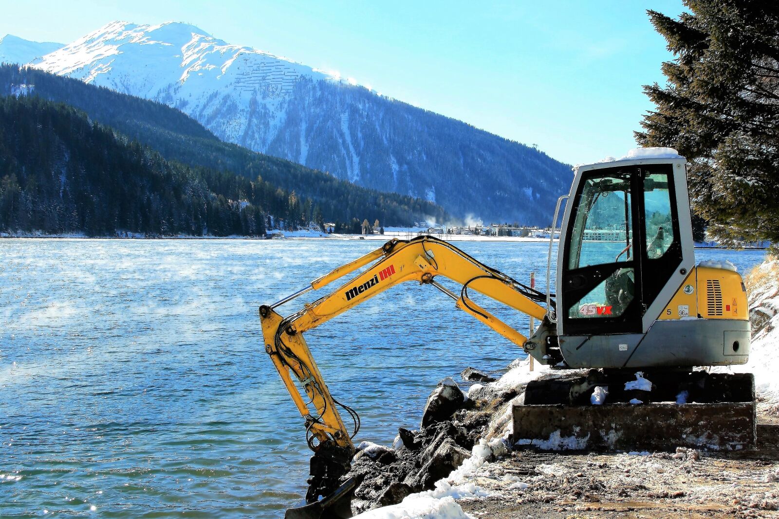 Canon EOS 400D (EOS Digital Rebel XTi / EOS Kiss Digital X) sample photo. Excavator, mountains, snow photography