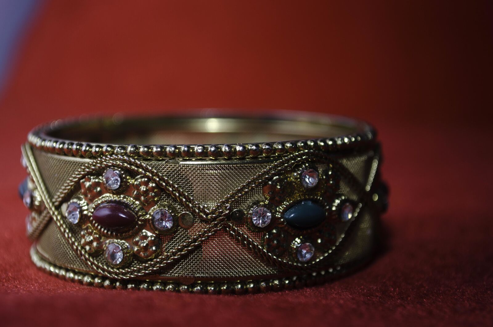 Nikon D5100 sample photo. Gemstone, bracelet, jewelry, briliant photography