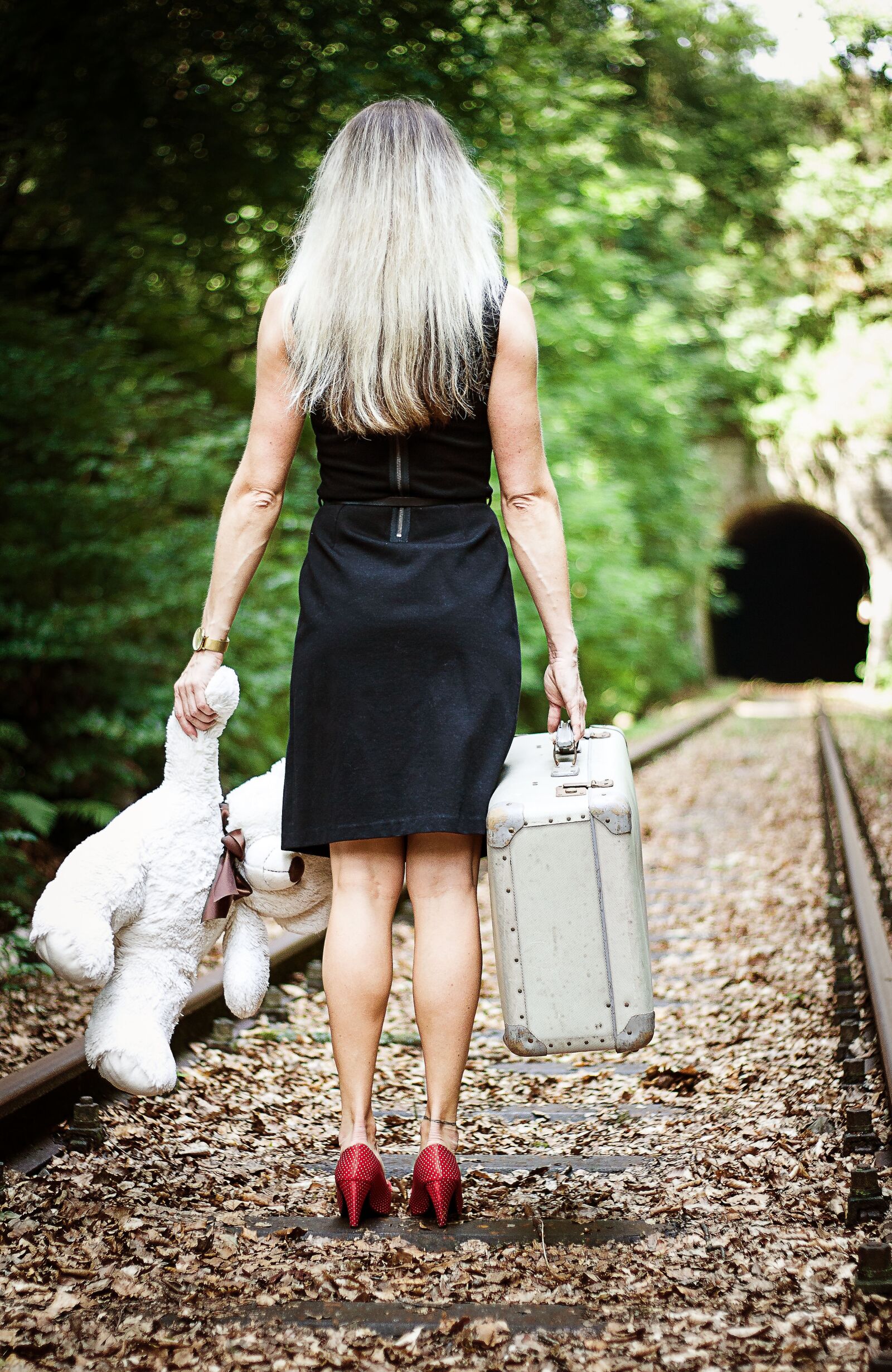 Canon EOS 700D (EOS Rebel T5i / EOS Kiss X7i) + Canon EF 50mm F1.8 STM sample photo. Tunnel, road trip, railway photography